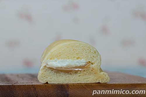 白生コッペパン(ミルクコーヒー&ホイップ)【ファミリーマート】断面の写真