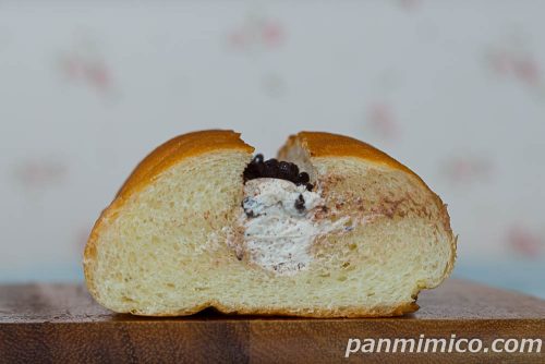 チョコチップホイップロール【ローソン】断面の写真