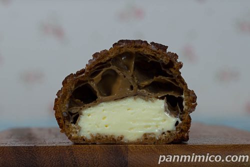 クッキーシュー　ティラミス【ファミリーマート】断面の写真