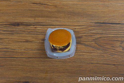 黒蜜入りわらび餅どら焼【セブンイレブン】上から撮った写真