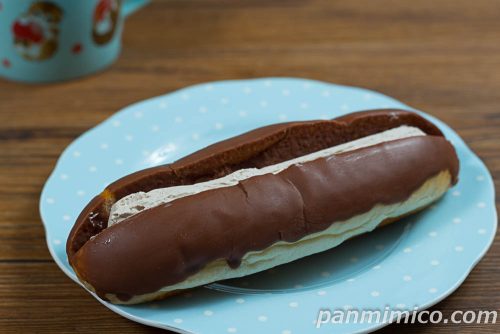 贅沢なトリプルマロンロール【ヤマザキ】斜めから撮った写真