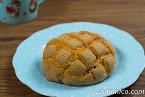 ホイップメロンパン イタリアンマロン【Pasco】斜めから撮った写真