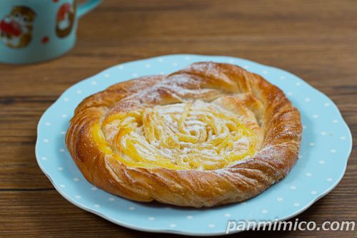 うずまきマロンデニッシュ【ヤマザキ】斜めから撮った写真