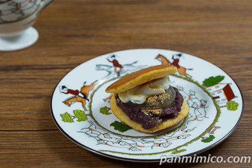 黒蜜入りわらび餅どら焼【セブンイレブン】斜めから撮った写真