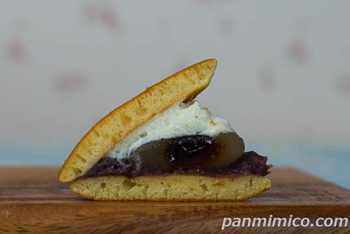 黒蜜入りわらび餅どら焼【セブンイレブン】断面の写真