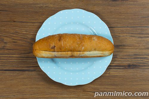 ローストくるみパン（ミルククリーム）米粉入り湯捏生地使用【ヤマザキ】上から撮った写真