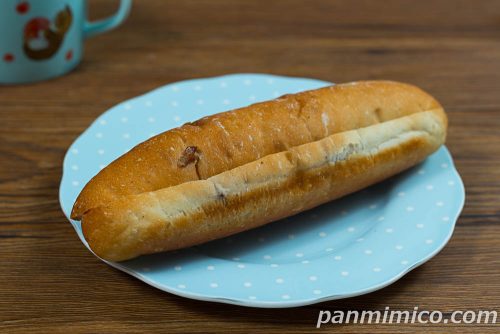 ローストくるみパン（ミルククリーム）米粉入り湯捏生地使用【ヤマザキ】斜めから撮った写真