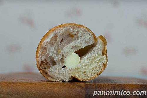 ローストくるみパン（ミルククリーム）米粉入り湯捏生地使用【ヤマザキ】断面の写真