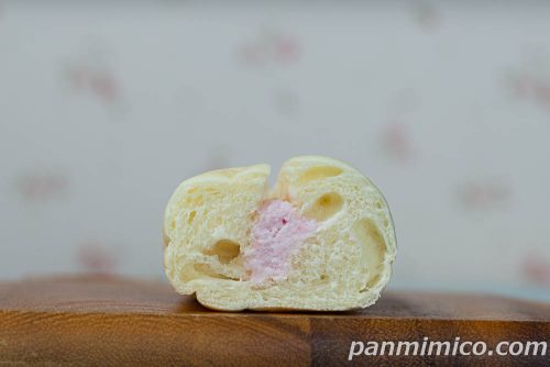 やわらかいちごみるくロール【Pasco】断面の写真