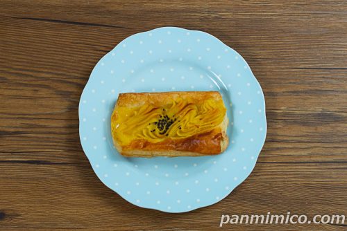 スイートポテトタルトデニッシュ【ファミリーマート】上から撮った写真