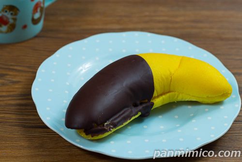 チョコバナナロール2003年【セブンイレブン】斜めから撮った写真