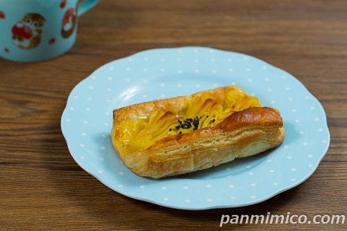 スイートポテトタルトデニッシュ【ファミリーマート】斜めから撮った写真