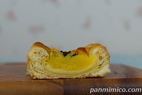 スイートポテトタルトデニッシュ【ファミリーマート】断面の写真