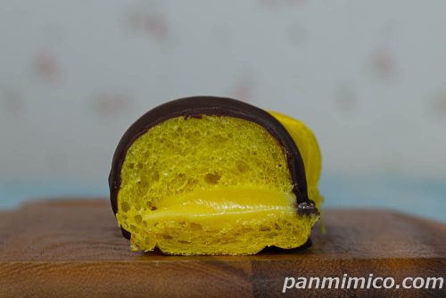 チョコバナナロール2003年【セブンイレブン】断面の写真
