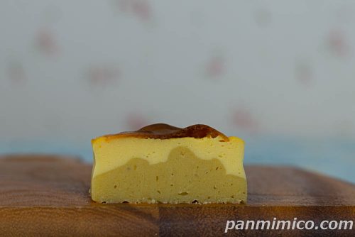 紅はるかのバスク風チーズケーキ【ファミリーマート】断面の写真