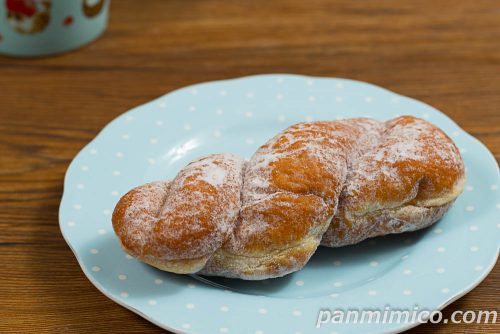国産小麦使用ねじりあげぱん【セブンイレブン】斜めから撮った写真