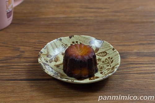 お芋のカヌレ～なると金時～【ヤマザキ】斜めから撮った写真