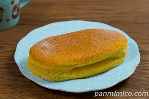 たっぷりたまごのふわじゅわシフォンケーキ【ヤマザキ】斜めから撮った写真