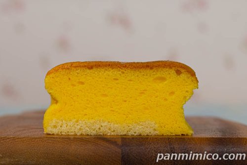 たっぷりたまごのふわじゅわシフォンケーキ【ヤマザキ】断面の写真