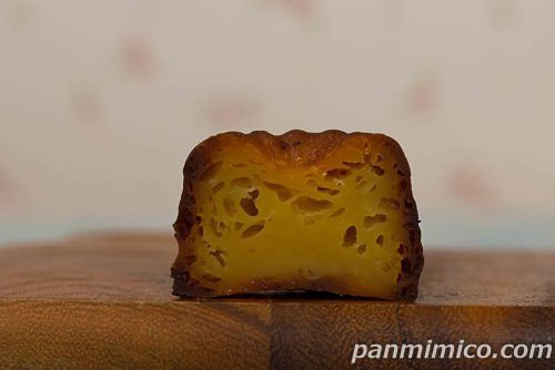 お芋のカヌレ～なると金時～【ヤマザキ】断面の写真