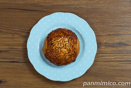 香ばしチーズクリームブール２００２年【セブンイレブン】上から撮った写真