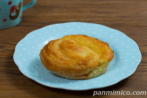 しっとりバターデニッシュ【Pasco】斜めから撮った写真