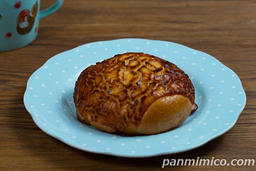 香ばしチーズクリームブール２００２年【セブンイレブン】斜めから撮った写真