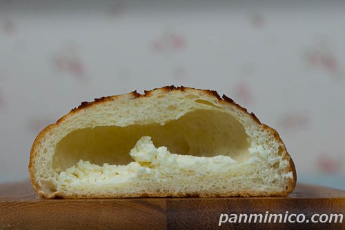 香ばしチーズクリームブール２００２年【セブンイレブン】断面の写真