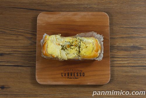 こだわりのオニオンブレッド【ヤマザキ】上から撮った写真