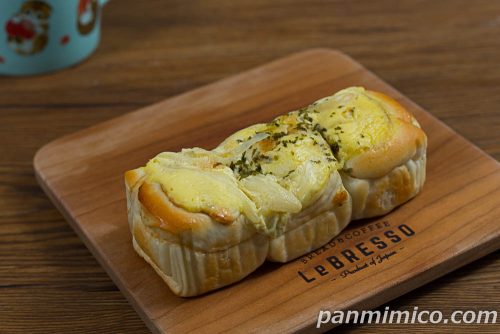 こだわりのオニオンブレッド【ヤマザキ】斜めから撮った写真