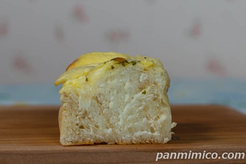 こだわりのオニオンブレッド【ヤマザキ】断面の写真