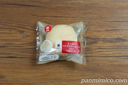 たっぷりバニラクリームパン【ファミリーマート】パッケージの写真