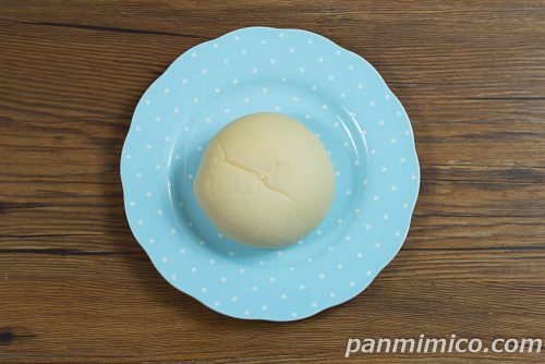 たっぷりバニラクリームパン【ファミリーマート】上から撮った写真