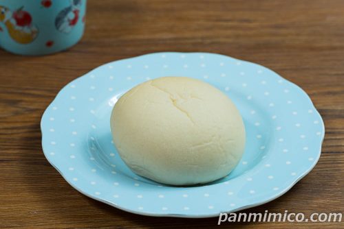 たっぷりバニラクリームパン【ファミリーマート】斜めから撮った写真