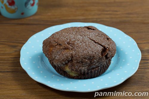 じゅわサクっ！デニッシュメロンパン　チョコ【ローソン】斜めから撮った写真
