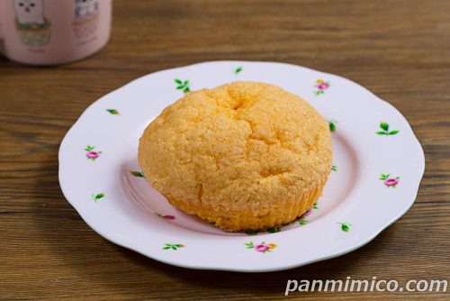 とろサクっ！クリームメロンパン【ローソン】斜めから撮った写真