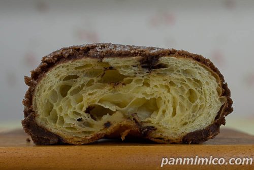 じゅわサクっ！デニッシュメロンパン　チョコ【ローソン】断面の写真