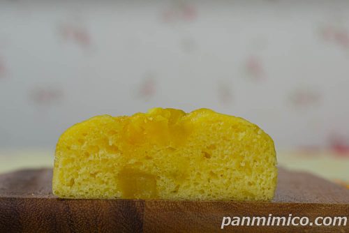 ７Ｐ　なると金時　さつまいもの蒸しぱん１個入【セブンイレブン】断面の写真