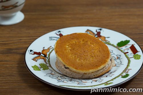 クリームたっぷり生どら焼（甘納豆入り小豆風味ホイップ）【ヤマザキ】斜めから撮った写真