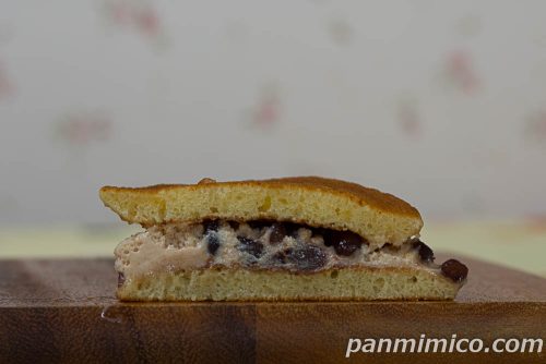 クリームたっぷり生どら焼（甘納豆入り小豆風味ホイップ）【ヤマザキ】断面の写真