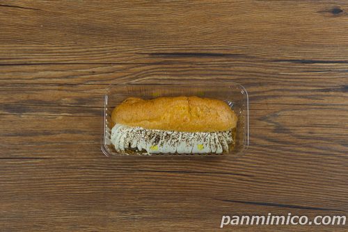 近江ほうじ茶エクレア（ほうじ茶クリーム＆ホイップ）【セブンイレブン】上から撮った写真