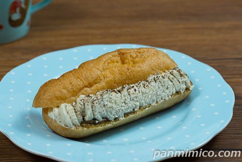 近江ほうじ茶エクレア（ほうじ茶クリーム＆ホイップ）【セブンイレブン】斜めから撮った写真