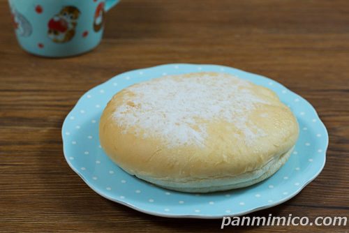白いミルクパン【セブンイレブン】斜めから撮った写真