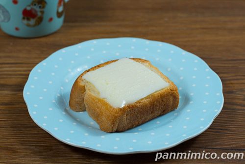 福島名物ミルククリームボックス【セブンイレブン】斜めから撮った写真