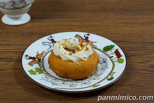 ドーナツ探求家 溝呂木一美さん監修 チーズケーキみたいなドーナツ【ファミリーマート】斜めから撮った写真