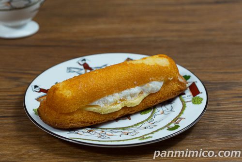 りんごとカスタードのシフォンケーキ【ヤマザキ】斜めから撮った写真