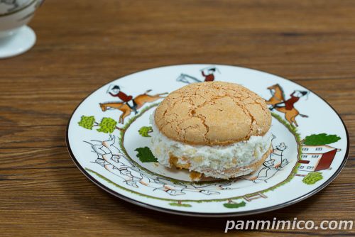クリームたっぷり生ブッセ（芳醇バニラ）【ヤマザキ】斜めから撮った写真