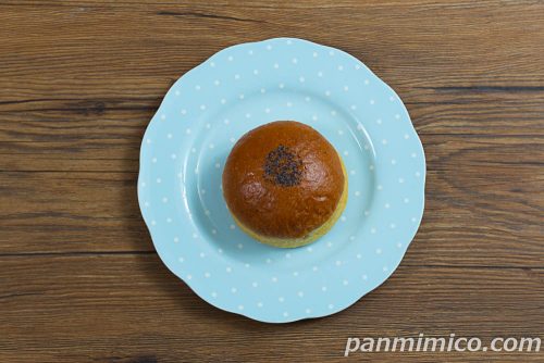 バター香るホイップあんぱん【ファミリーマート】上から撮った写真