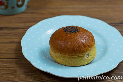 バター香るホイップあんぱん【ファミリーマート】斜めから撮った写真