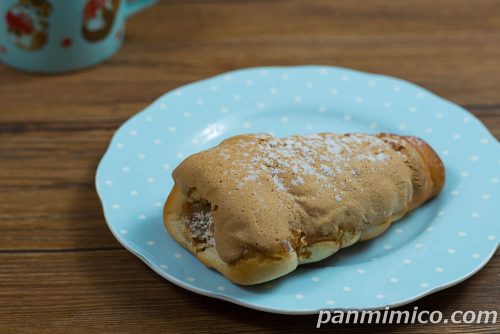 マロンコロネ　粒入りマロンクリーム＆マロンホイップ【ローソン】斜めから撮った写真